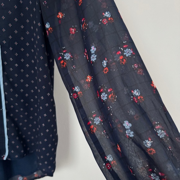 Abercrombie Floral Navy Blouse with Light Blue Piping - Picture 3 of 6